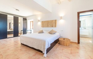 5 bedrooms, travel crib, free WiFi