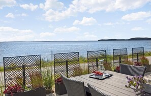 Une table avec des chaises et une vue sur la mer.