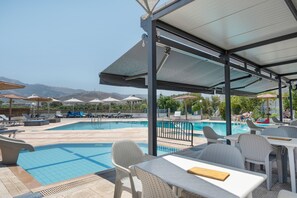 Pool - Apartment 'Golden Sun Two-bedroom Apt 3' with Sea View, Shared Pool and Wi-Fi (Tigaki 0)