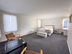 5 Schlafzimmer, Schreibtisch, Bügeleisen/Bügelbrett, WLAN