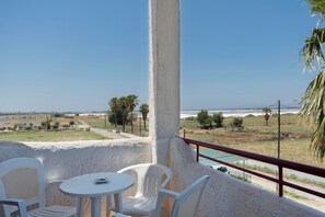 Outdoor dining - Studio Apartment 'Golden Sun  3' with Sea View, Shared Pool and Wi-Fi (Tigaki 0)