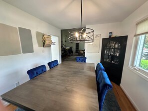 Dining - Walking distance to NIH, the Metro, and Rock Creek Park. (Bethesda)