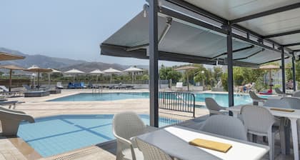 Studio Apartment 'Golden Sun 6' with Sea View, Shared Pool and Wi-Fi