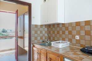 Frigorifero, piano cottura, bollitore elettrico, seggiolone