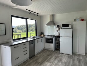Fridge, microwave, oven, stovetop - Nibble Nook Farm Cottage (Tapapa)