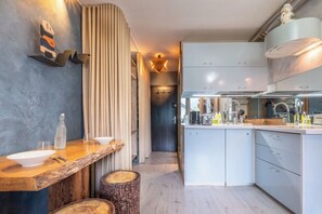 Kühlschrank, Mikrowelle, Herdplatte, Wasserkocher mit Kaffee-/Teezubehör