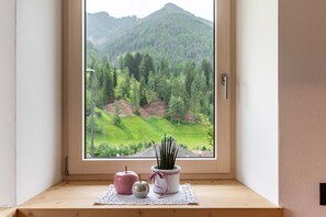 A window with a view of a green landscape and mountains. - Villa Anna Apartment Geisler with Mountain View, Private Terrace and Wi-Fi (San Pietro)
