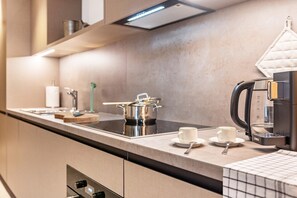 Een koelkast, een oven, een kookplaat, een vaatwasser
