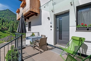 Outdoor dining - Villa Anna Apartment Raschötz with Mountain View, Shared Garden and Wi-Fi (San Pietro)
