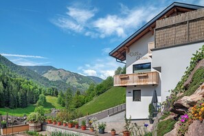 Property grounds - Villa Anna Apartment Raschötz with Mountain View, Shared Garden and Wi-Fi (San Pietro)