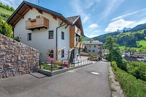 Exterior - Villa Anna Apartment Raschötz with Mountain View, Shared Garden and Wi-Fi (San Pietro)