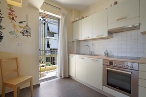 Frigorifero, microonde, forno, piano cottura