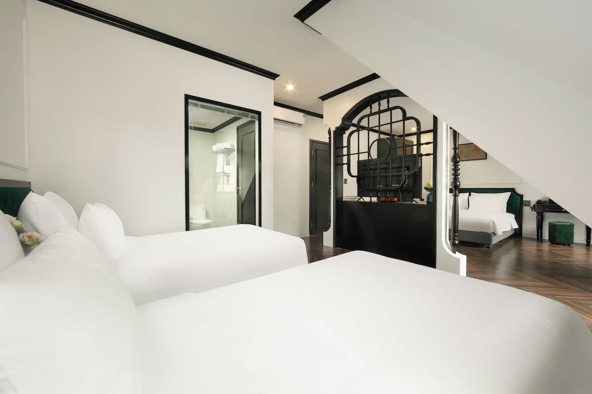 Suite familiare, letti multipli, vista città | 1 camera, minibar, con stile personalizzato, con arredamento individuale