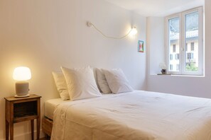 2 bedrooms, travel crib, free WiFi, bed sheets