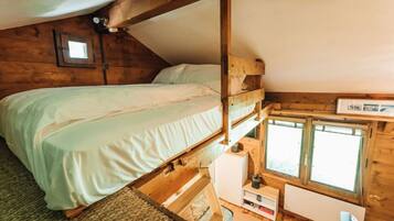 Iron/ironing board, travel cot, free WiFi, bed sheets