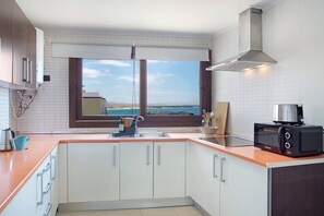 Een koelkast, een magnetron, een kookplaat