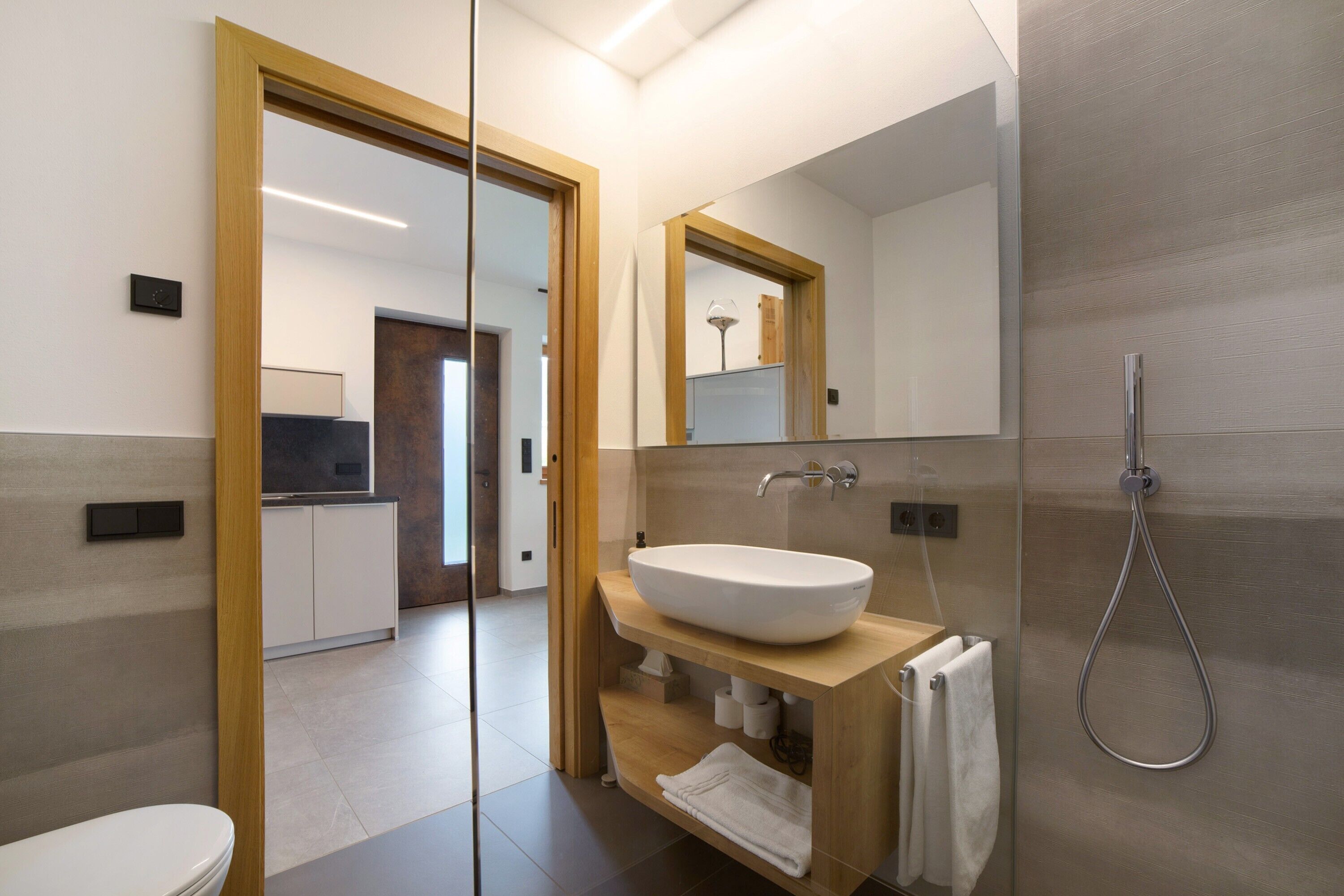 Een douche, een haardroger, handdoeken