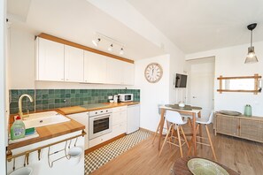 Fridge, microwave, oven, coffee/tea maker