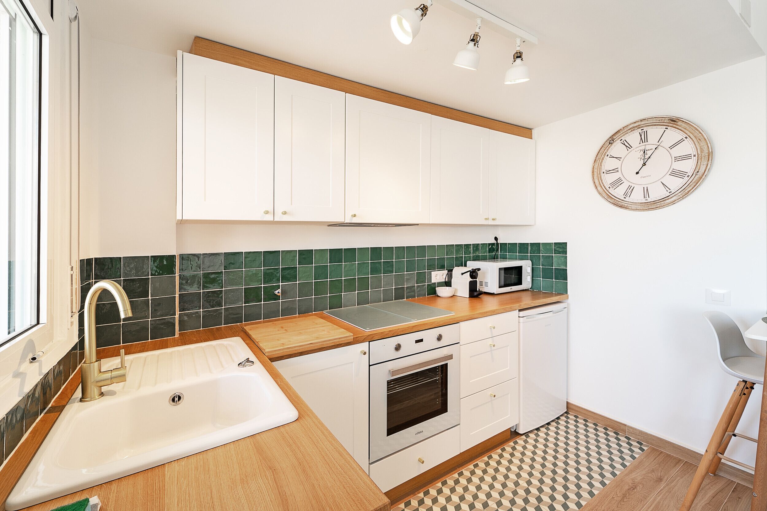 Een koelkast, een magnetron, een oven, een koffiezetapparaat/waterkoker