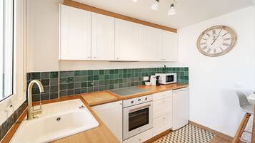 Refrigerador, microondas, horno y cafetera y tetera