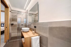 Shower, hair dryer, towels - Apartment 'Pinot Grigio' with Mountain View, Private Terrace and Wi-Fi (Marling)