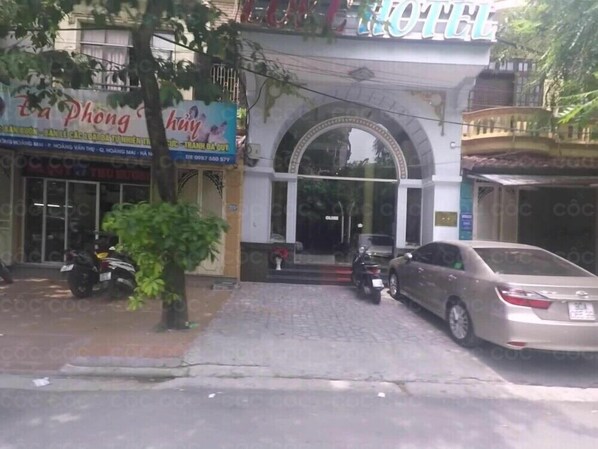 Front of property - Love Hotel Hoang Mai HN- by Bay Luxury (Hanoi)