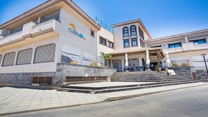 A building with a sign reading 'Cofitio Ocean View,' a staircase leading to the entrance, and a clear blue sky. - Vacation Studio 'Estudio Vista Mar 5' with Sea View, Shared Pool and Wi-Fi (El Cotillo)