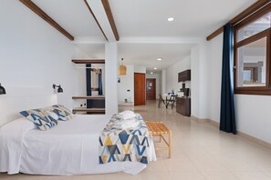 Free WiFi, bed sheets - Vacation Studio 'Estudio Vista Mar 5' with Sea View, Shared Pool and Wi-Fi (El Cotillo)
