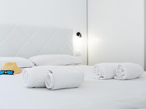 2 bedrooms, iron/ironing board, internet