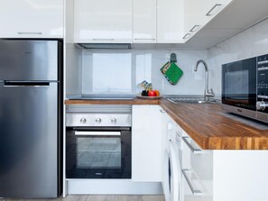 Kühlschrank, Mikrowelle, Ofen, Wasserkocher mit Kaffee-/Teezubehör