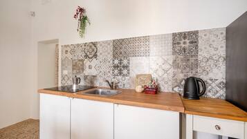 Réfrigérateur, four, plaque de cuisson, cafetière/bouilloire