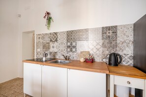 Fridge, oven, stovetop, coffee/tea maker