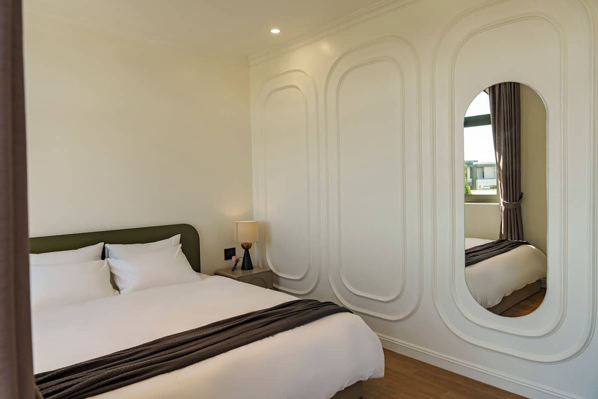 Superior Room, 1 King Bed, Balcony, City View | Free minibar items, blackout curtains, free WiFi, bed sheets