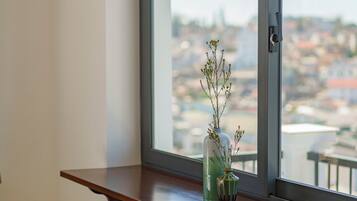 Kamar Deluks, 1 Tempat Tidur King, balkon, pemandangan kota | Isi minibar gratis, tirai kedap cahaya, Wi-Fi gratis, dan seprai linen