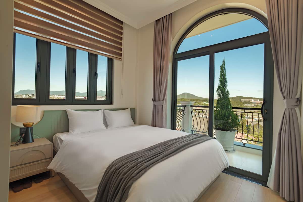 Standard Double Room, Balcony, City View | Free minibar items, blackout curtains, free WiFi, bed sheets