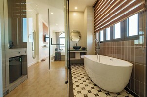 Deluxe Room, Bathtub, City View | Bathroom | Shower, hydromassage showerhead, eco-friendly toiletries, hair dryer