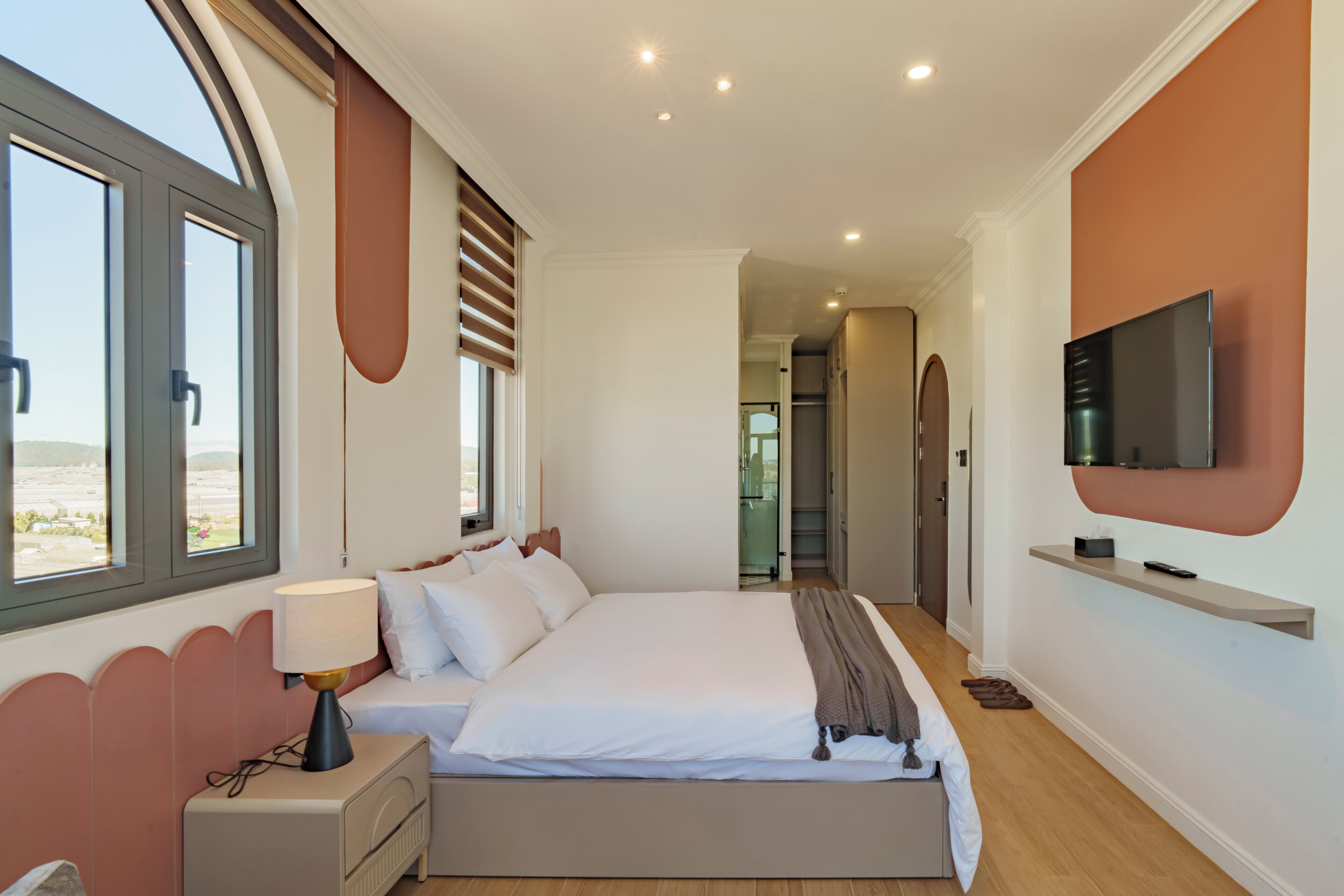 Phòng Deluxe, bồn tắm, quang cảnh thành phố | Minibar với thức ăn, đồ uống miễn phí, màn/rèm cản sáng 