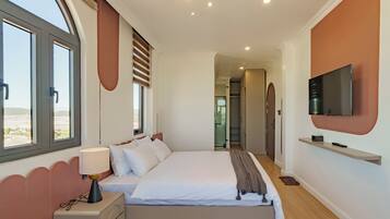 Deluxe Room, Bathtub, City View | Free minibar items, blackout curtains, free WiFi, bed sheets
