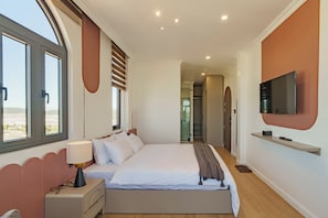 Deluxe Room, Bathtub, City View | Free minibar items, blackout drapes, free WiFi, bed sheets - Storij Home & Coffee (Da Lat)