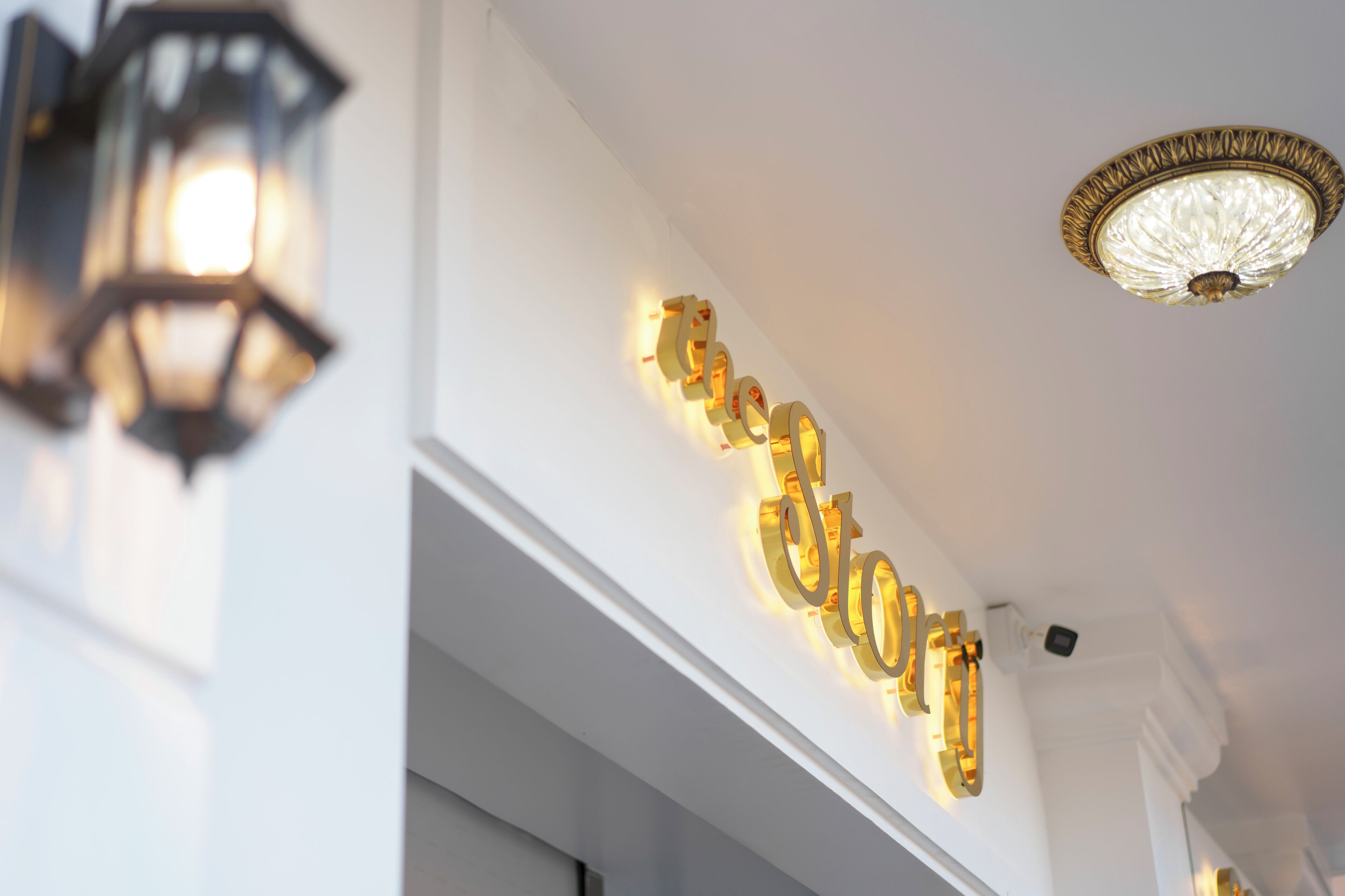 Un mur orné de lettres lumineuses qui épellent le mot « Hôtel ».