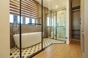 Deluxe Room, Bathtub, City View | Bathroom | Shower, hydromassage showerhead, eco-friendly toiletries, hair dryer - Storij Home & Coffee (Da Lat)