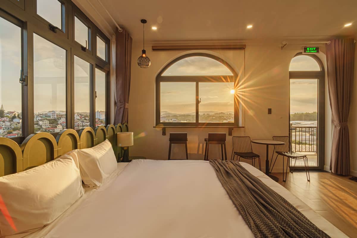 Deluxe Room, 1 King Bed, Balcony, City View | Free minibar items, blackout curtains, free WiFi, bed sheets