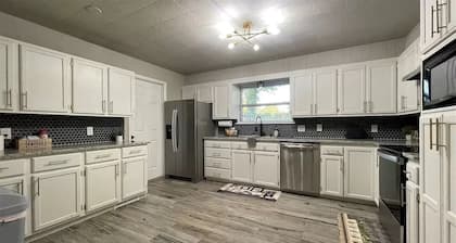 15 minutes to the airport. A peaceful nest in the middle of the city.