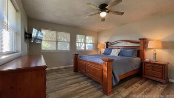 3 bedrooms, desk, iron/ironing board, free WiFi