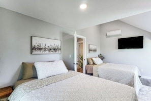 3 bedrooms, desk, iron/ironing board, internet