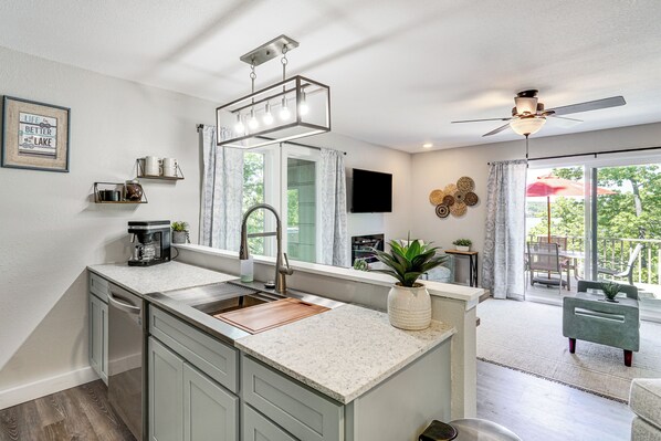 Kühlschrank, Mikrowelle, Herdplatte, Geschirrspüler