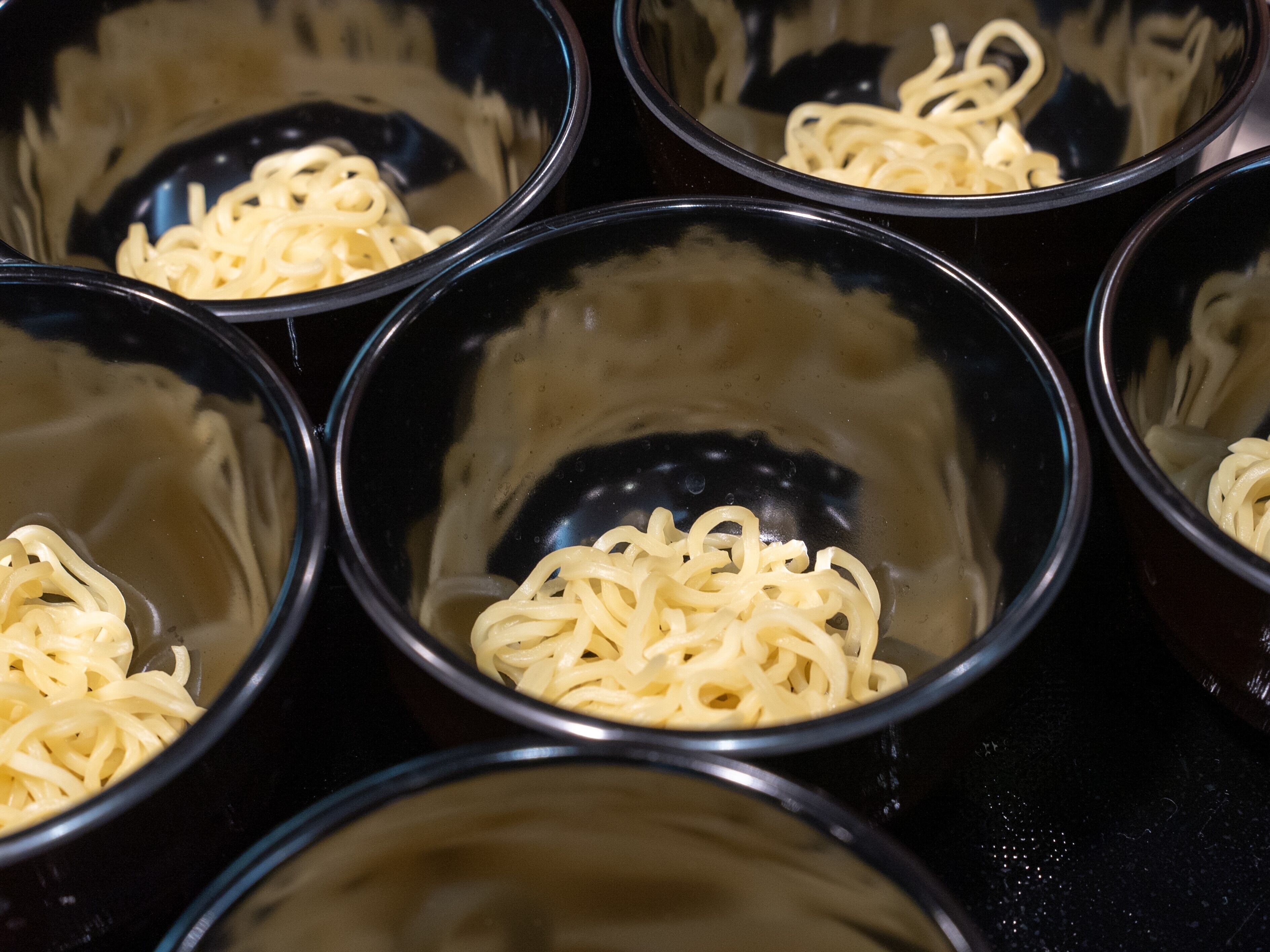 Diverse ciotole di noodles cotti.
