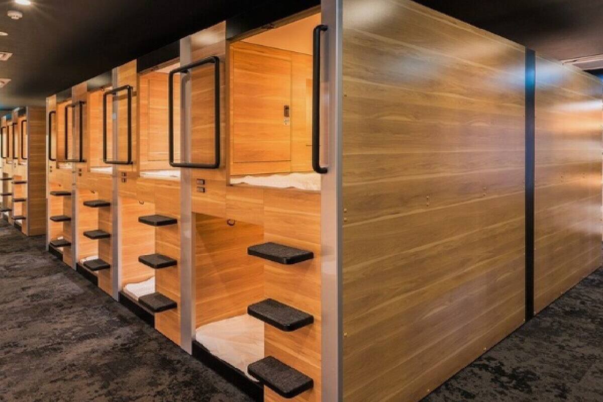 Een rij houten kasten met metalen handgrepen en planken.