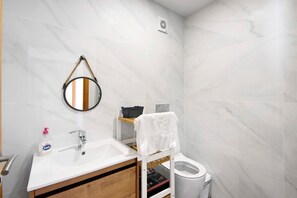 Dusche, Haartrockner, Handtücher