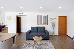 TV, ping pong - Apartment 'Apartamento Lomi with Pool' with Shared Pool, Shared Terrace and Wi-Fi (Apúlia)